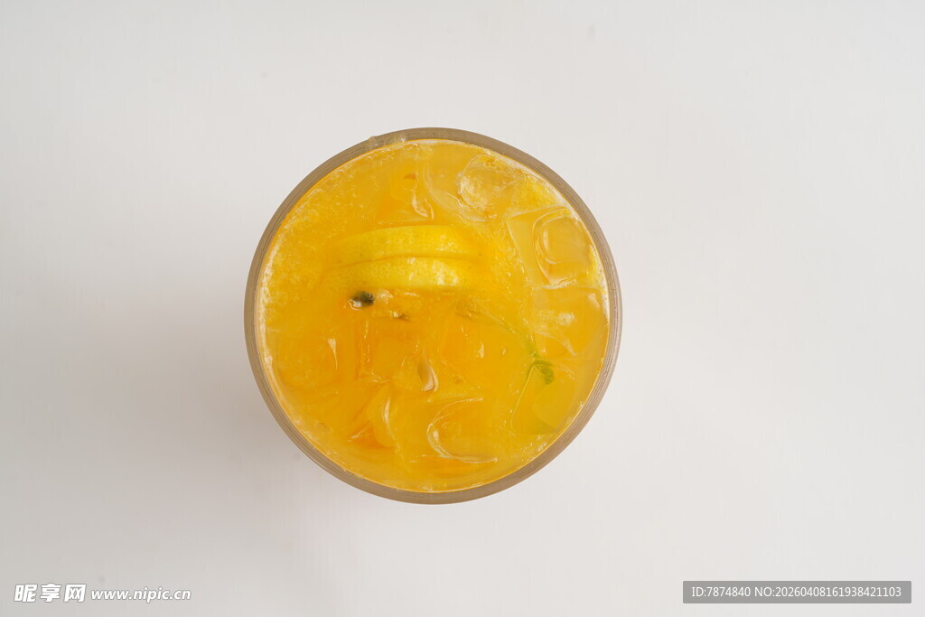 一杯鲜榨黄色果汁饮品