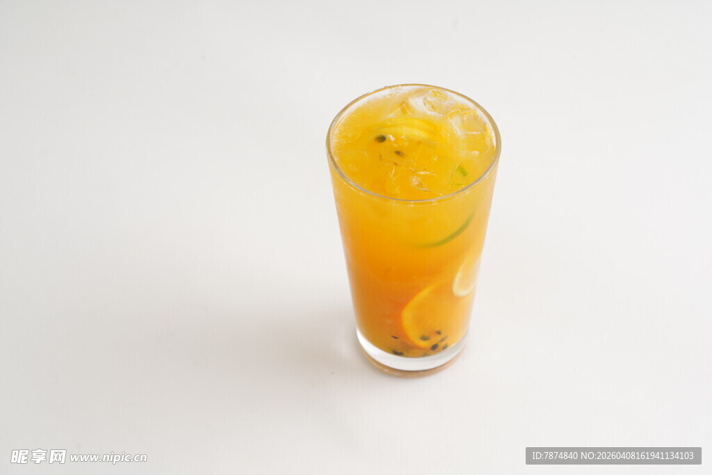 一杯美味的橙黄色果汁