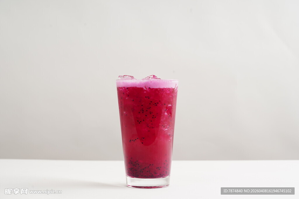 一杯鲜艳的紫红色果汁