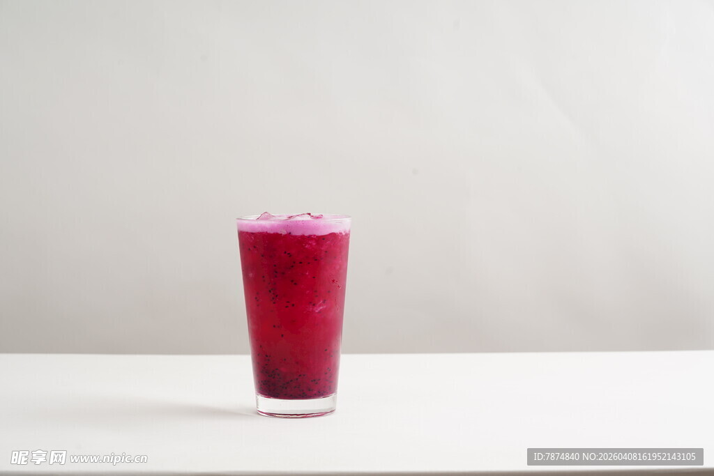 一杯鲜艳的紫红色果汁