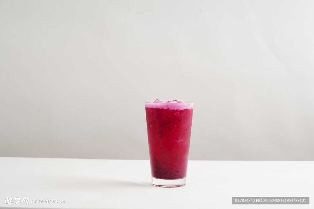 一杯鲜艳的红色果汁