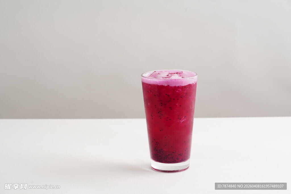 一杯紫红色美味果汁