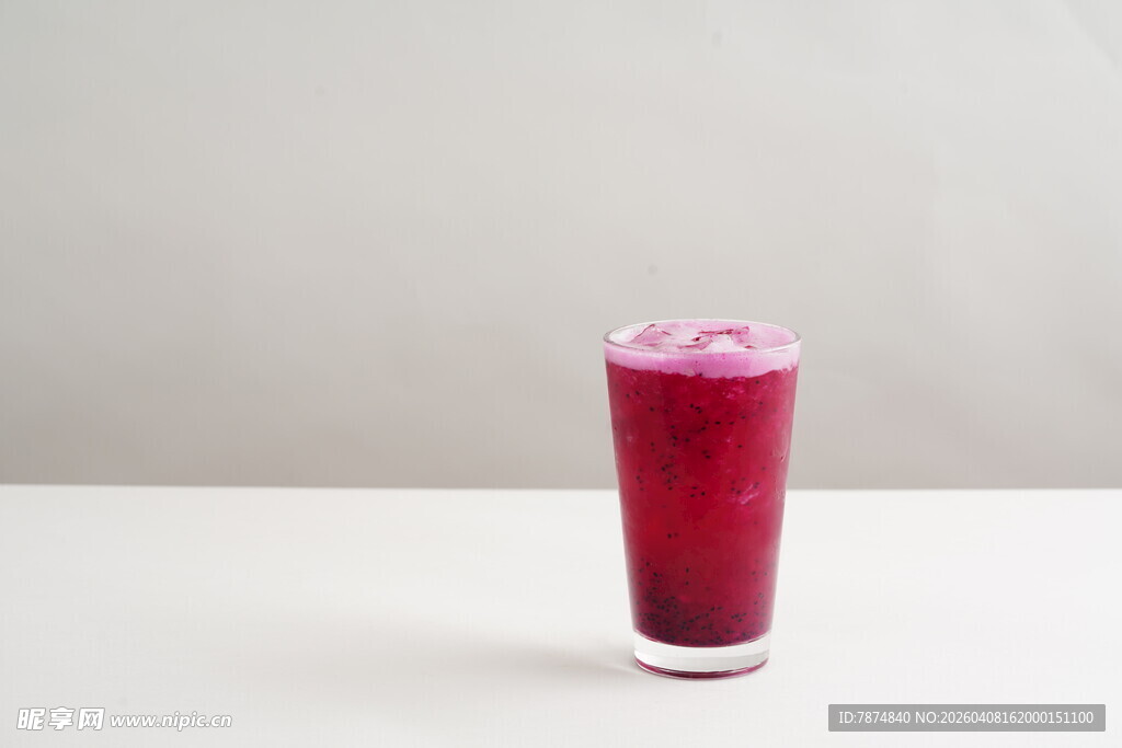 一杯紫红色的美味冰饮