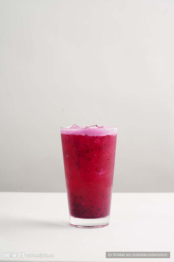 一杯紫红色的美味冰饮