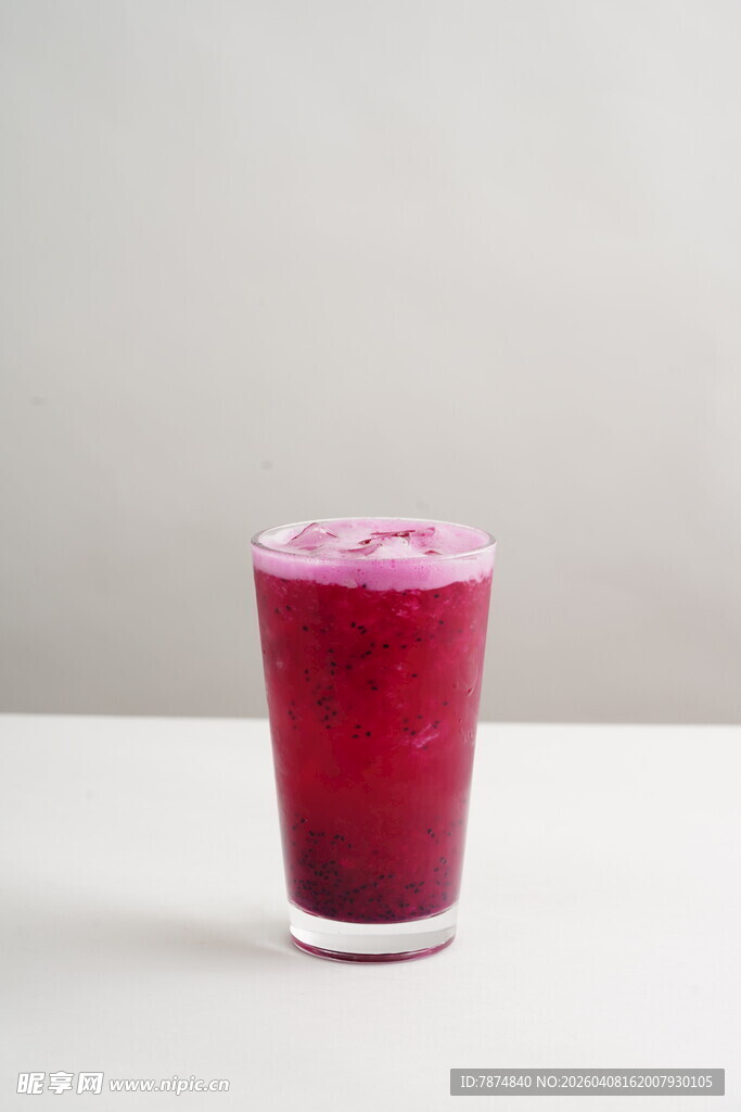 一杯紫红色果汁饮品