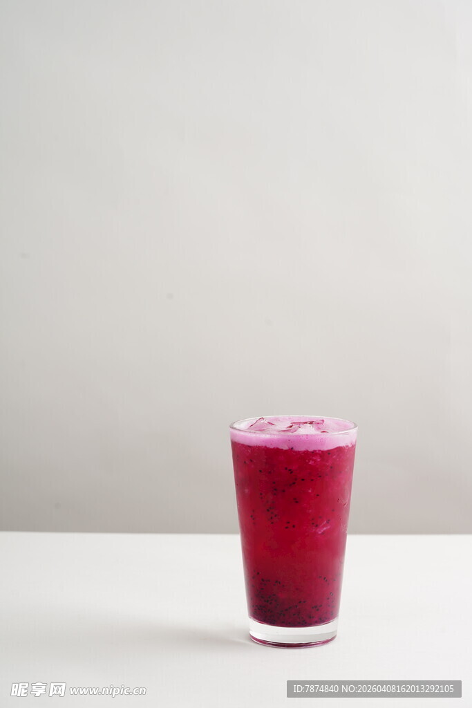 一杯紫红色的鲜榨果汁