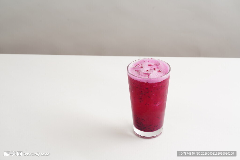 一杯鲜艳的紫红色果汁