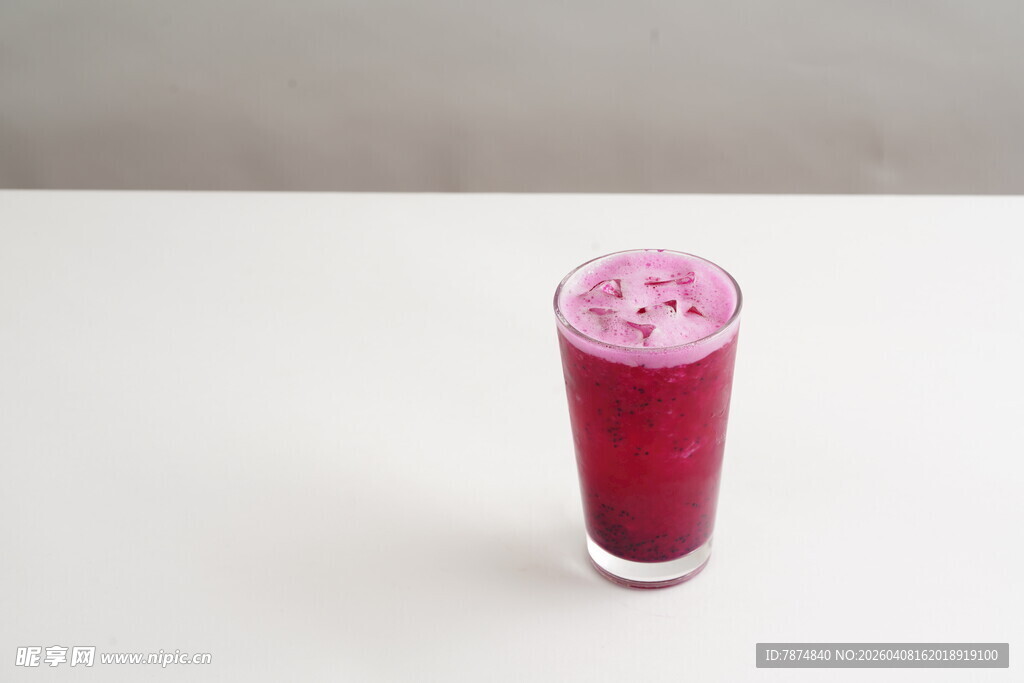 一杯鲜艳的紫色果汁