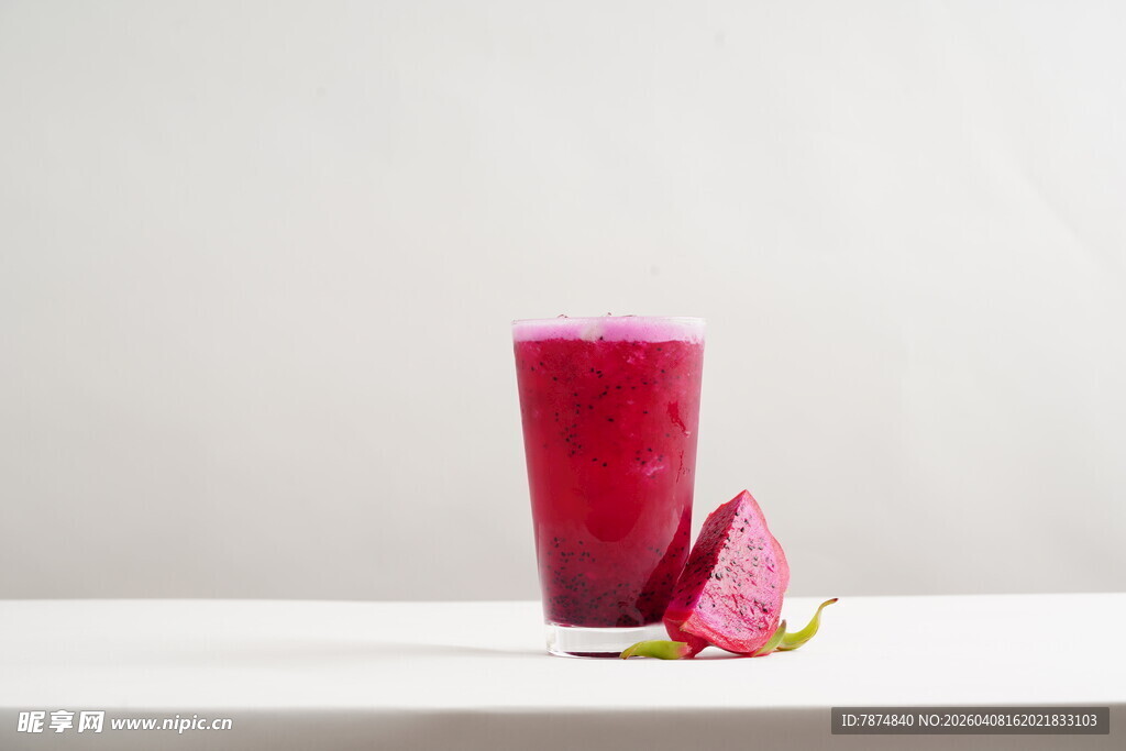 一杯鲜榨火龙果果汁