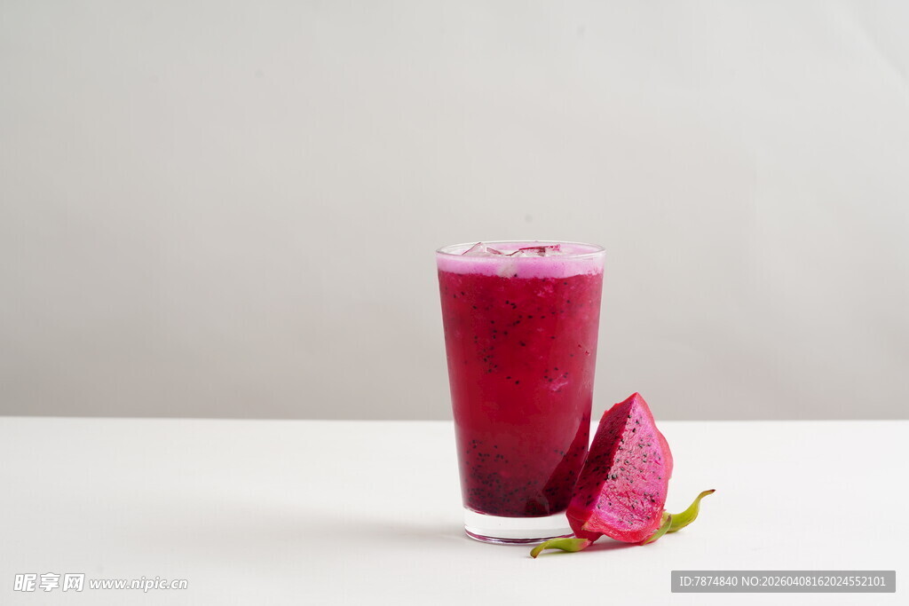 一杯鲜榨火龙果果汁