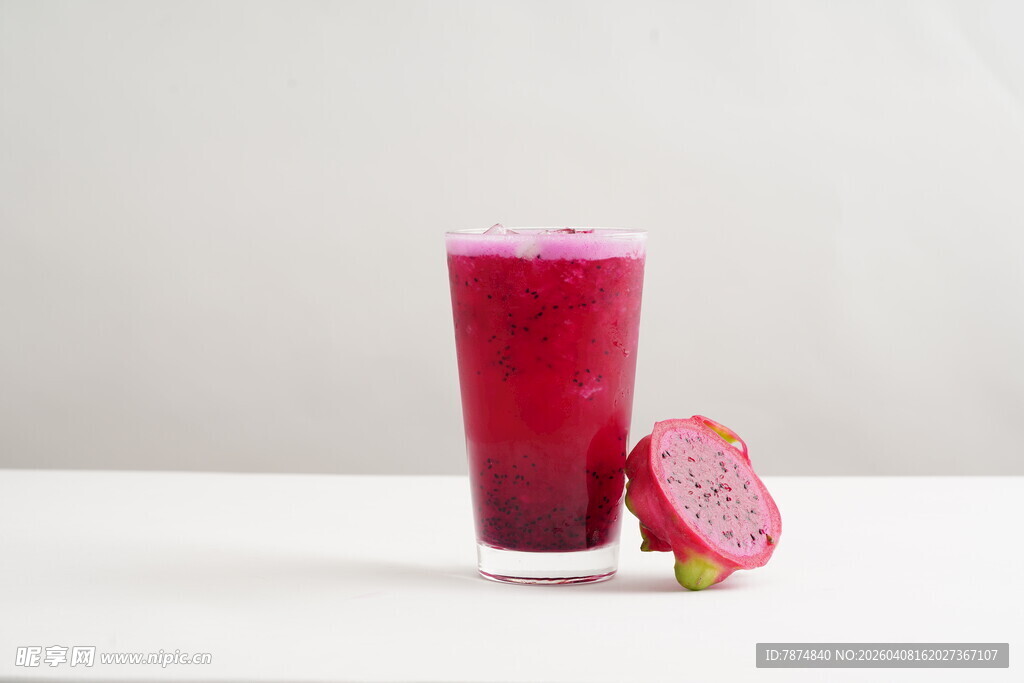 一杯红心火龙果鲜榨果汁