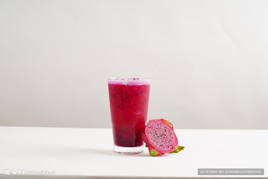 一杯红心火龙果鲜榨果汁