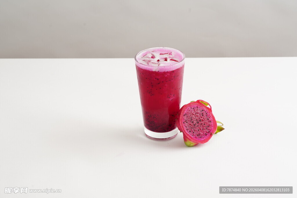 一杯红心火龙果鲜榨果汁