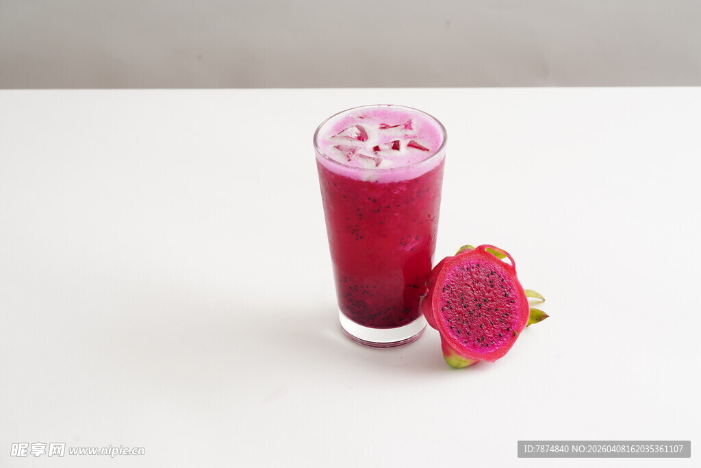 火龙果鲜榨果汁 清新诱人