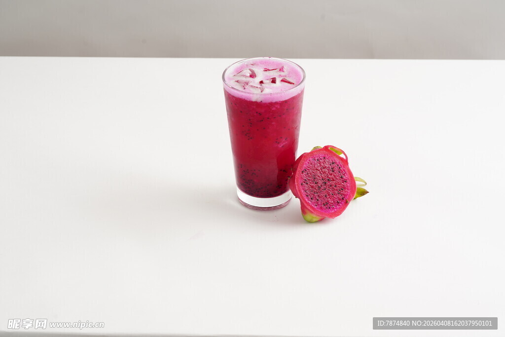 一杯红心火龙果鲜榨果汁