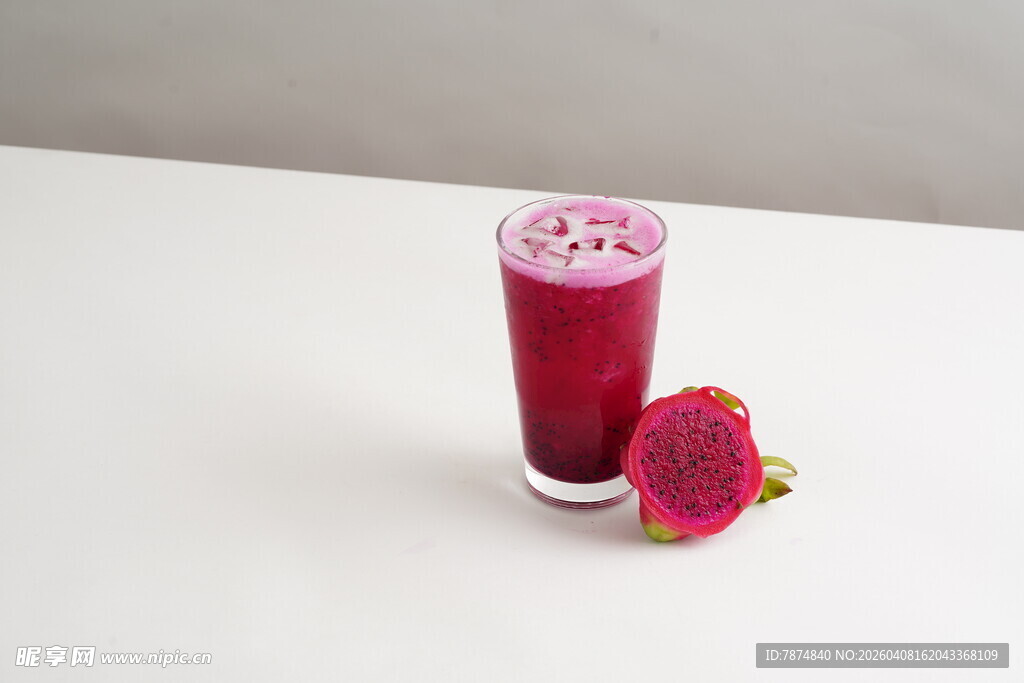 一杯火龙果鲜榨果汁