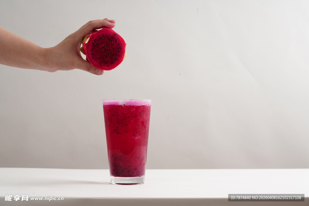 手倒鲜榨红色果汁入杯