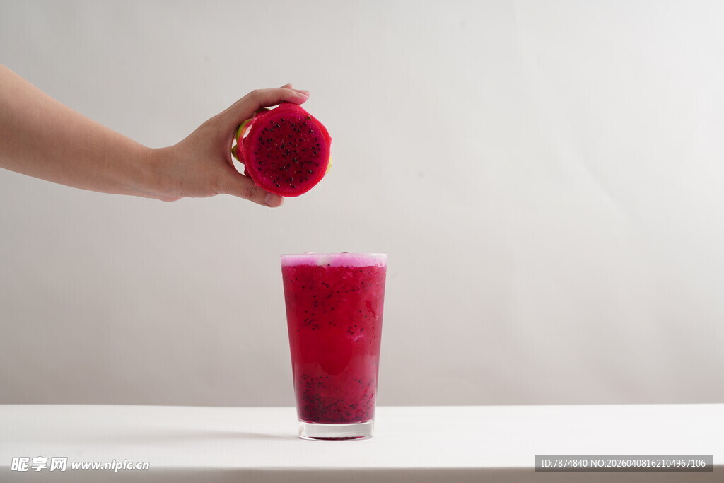 手将水果倒入红色果汁杯