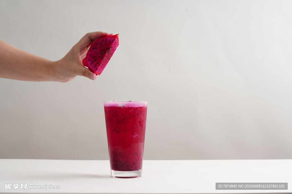 手倒红色饮品入玻璃杯