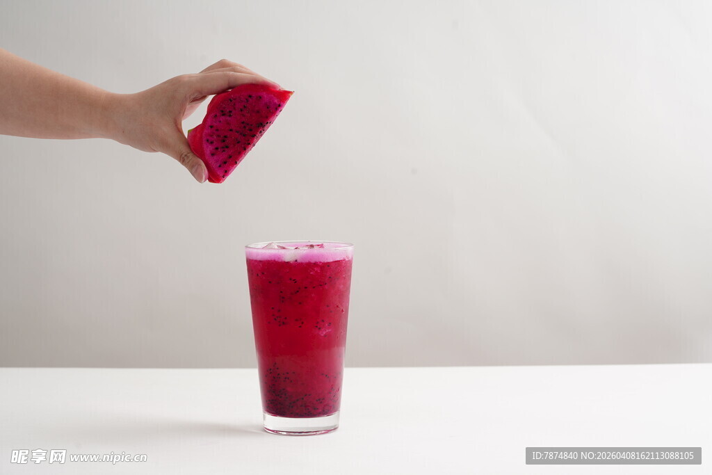 倒入红色饮品的瞬间