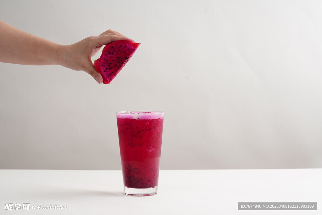 倒入红色果汁的玻璃杯