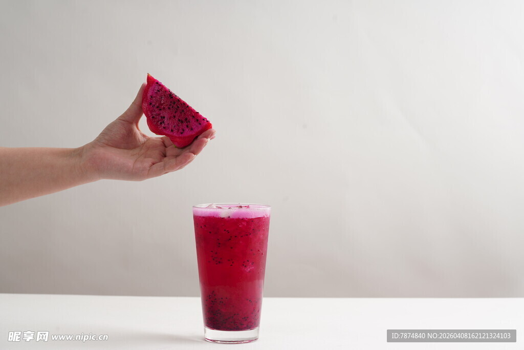 手倒火龙果入红色饮品杯