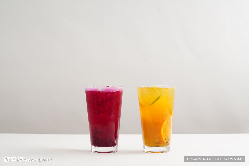 两杯色彩鲜艳的果汁饮品