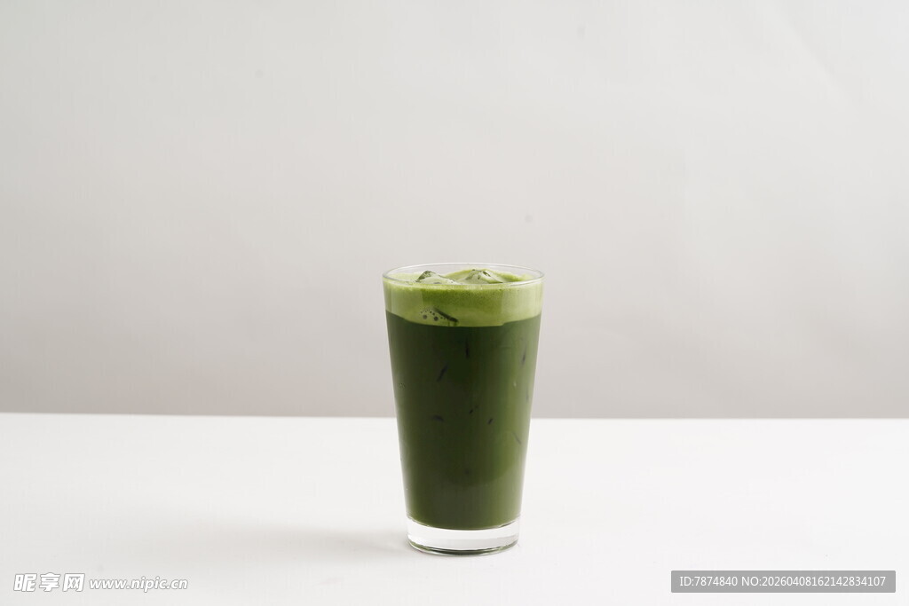 一杯清新抹茶饮品