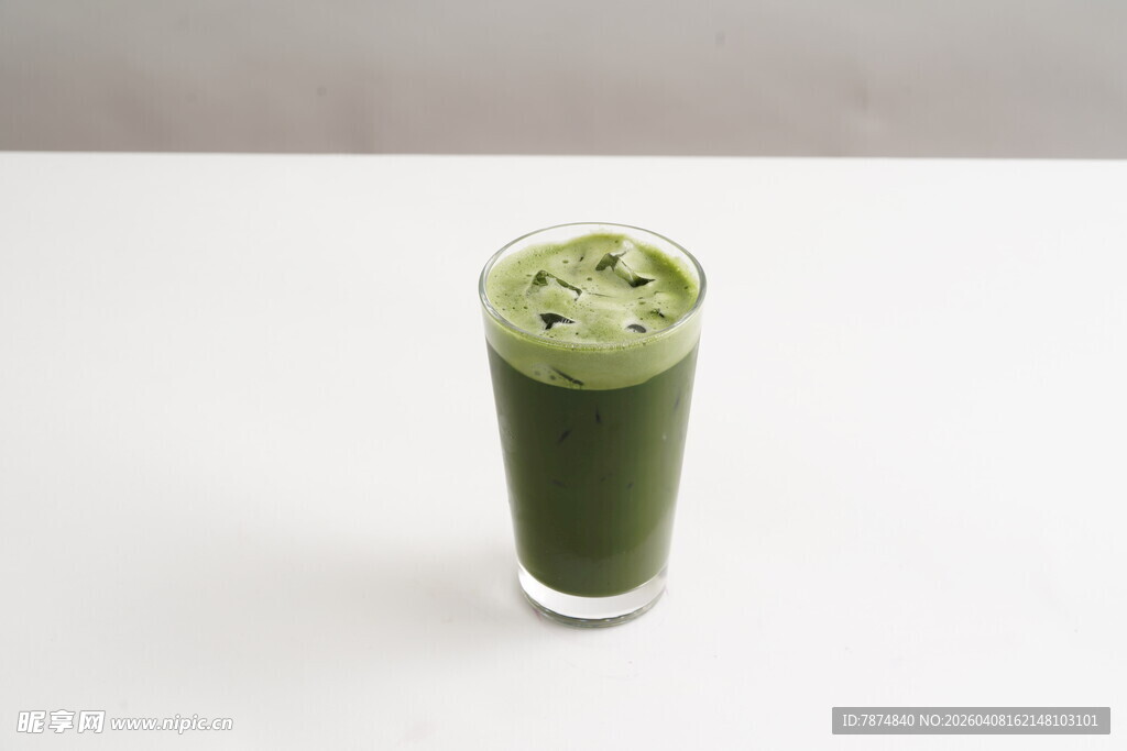 一杯清新抹茶饮品