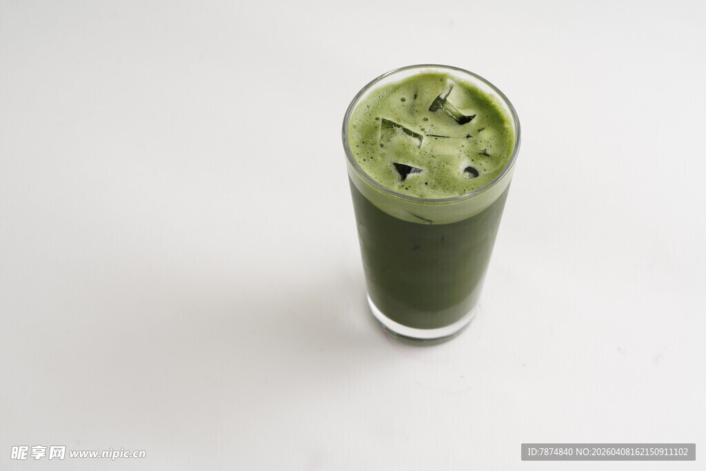 一杯清新抹茶饮品