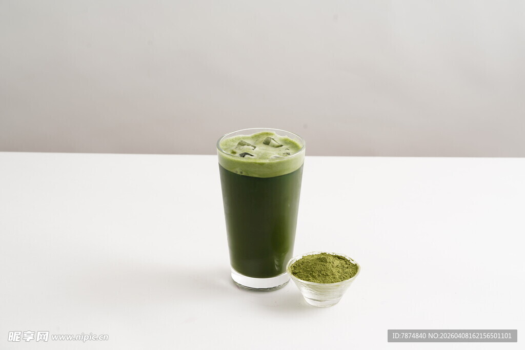 一杯抹茶饮品与抹茶粉