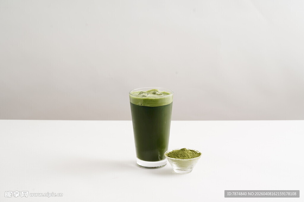 一杯抹茶饮品与抹茶粉