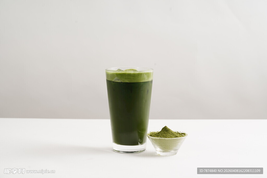 抹茶饮品与抹茶粉特写