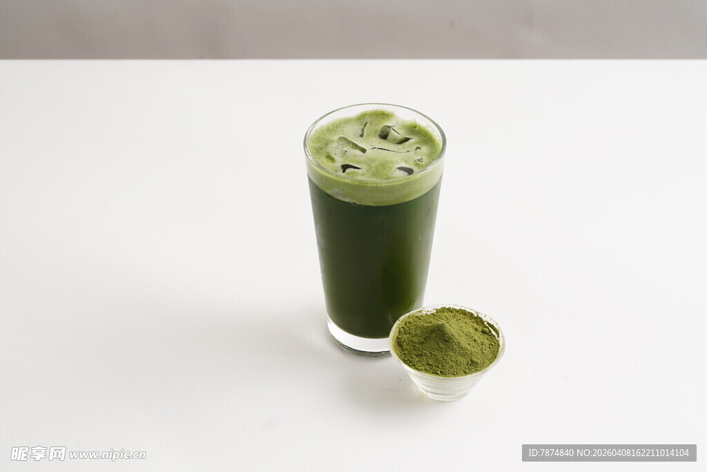 抹茶饮品与抹茶粉特写