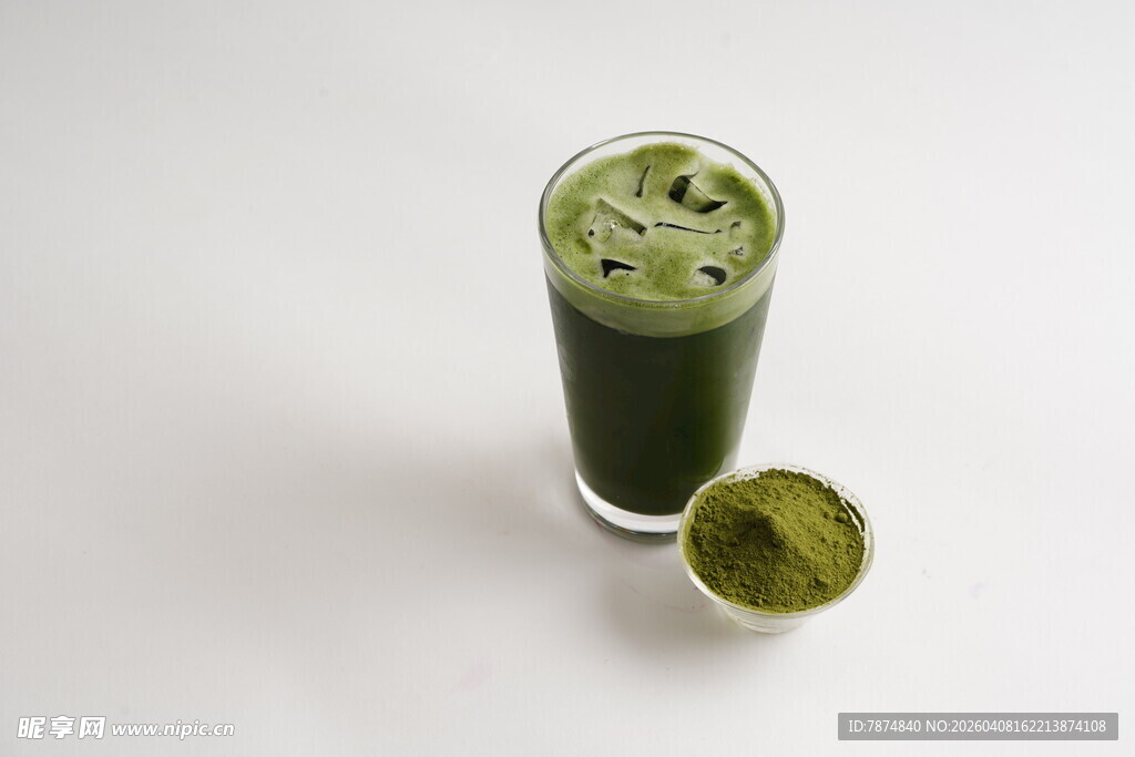 一杯抹茶饮品