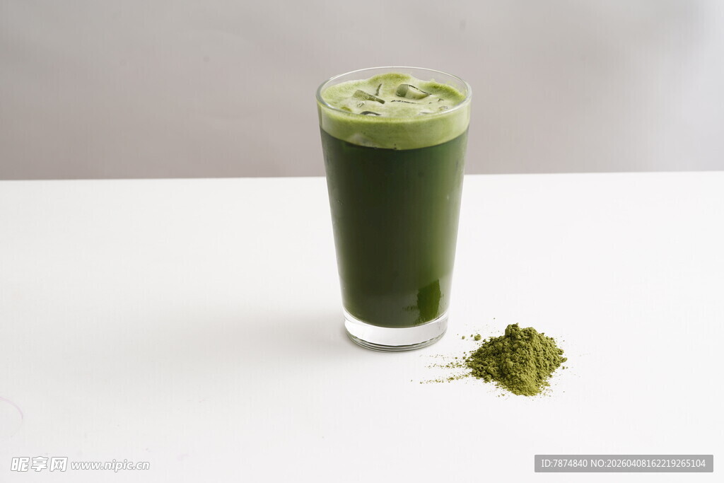 抹茶饮品与抹茶粉特写