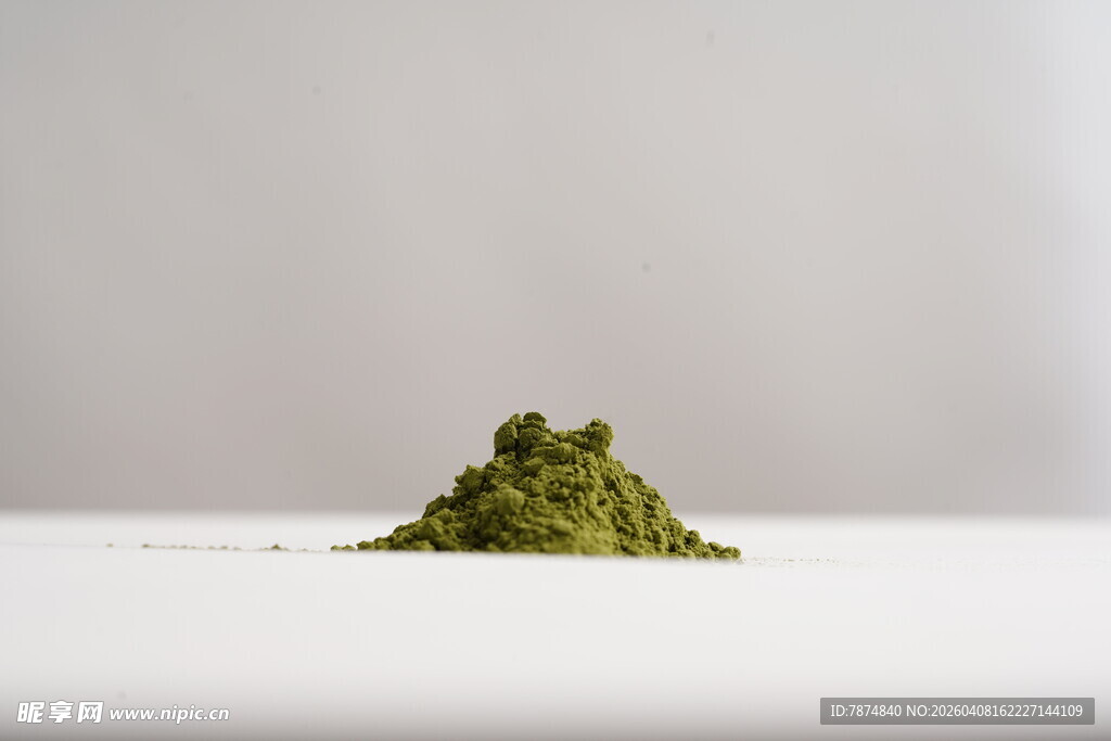 抹茶粉堆放在白色平面上