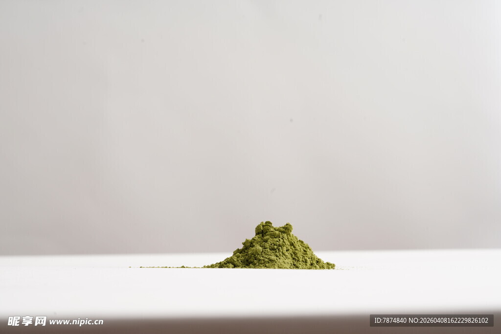 一小堆绿色粉末置于白色台