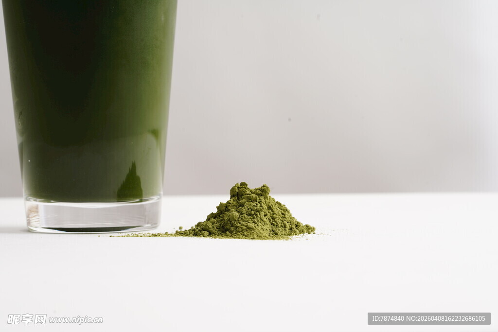 一杯抹茶饮品与抹茶粉