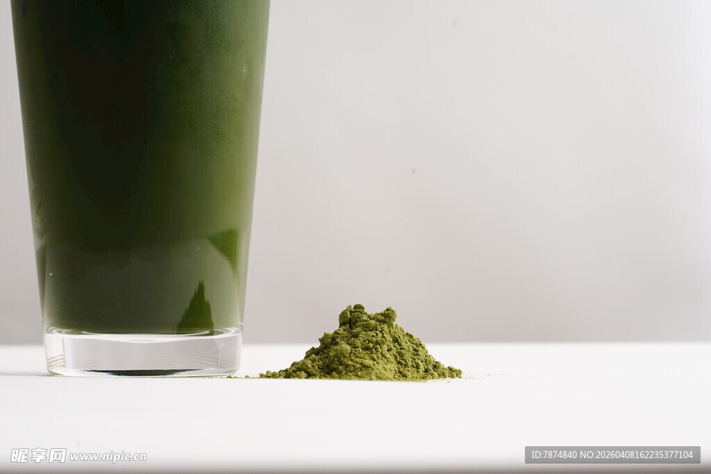 一杯抹茶饮品与抹茶粉