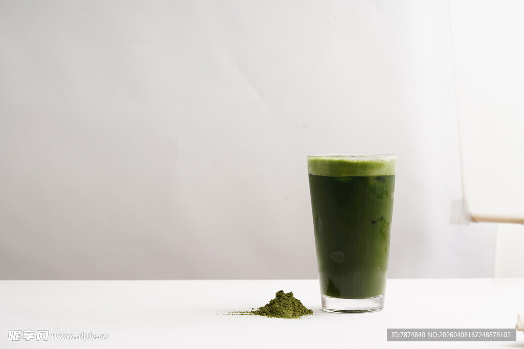 一杯绿色抹茶饮品