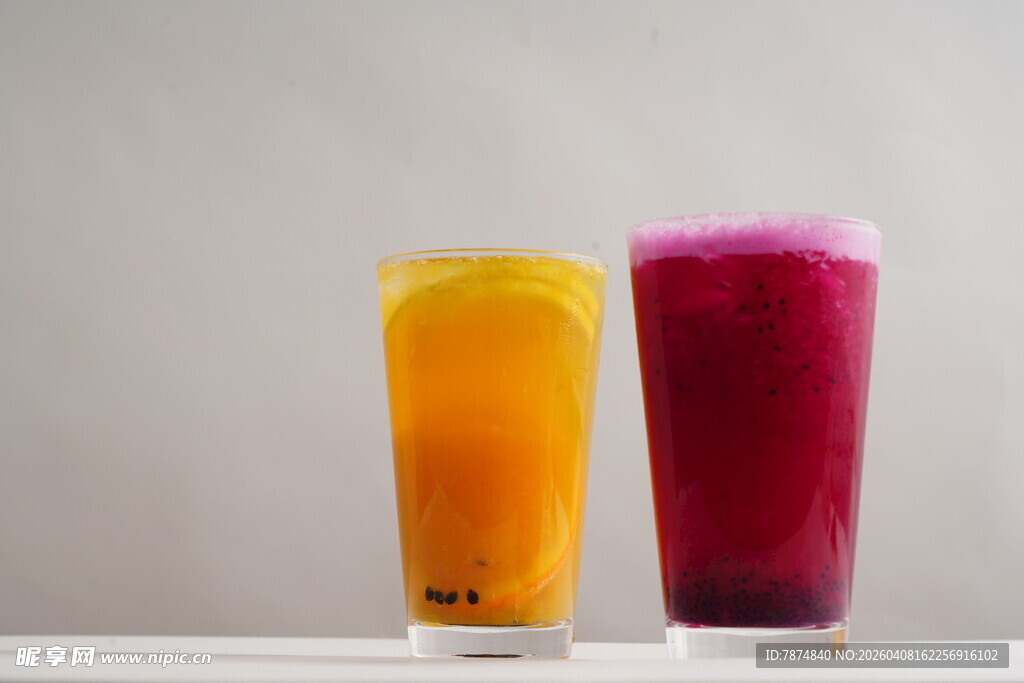 两杯鲜榨果汁饮品展示