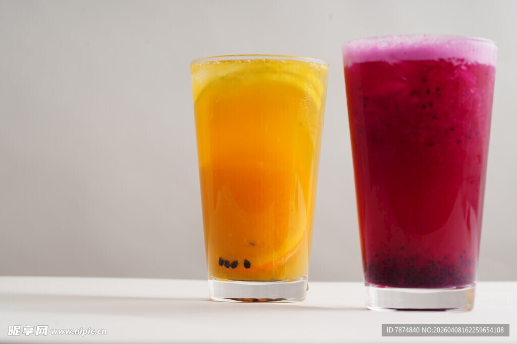 两杯色彩鲜艳的果汁