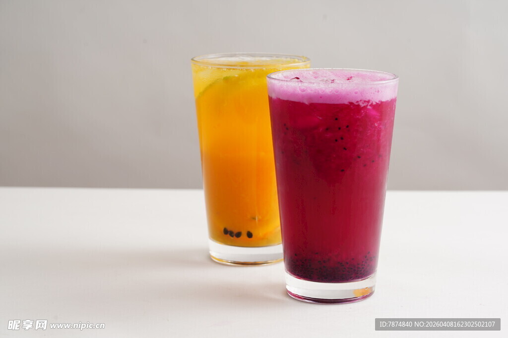两杯色彩鲜艳的果汁饮品