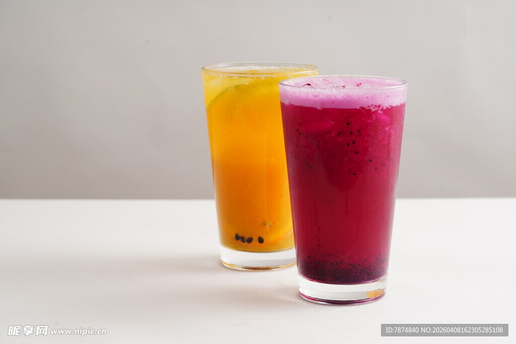 两杯色彩鲜艳的美味果汁