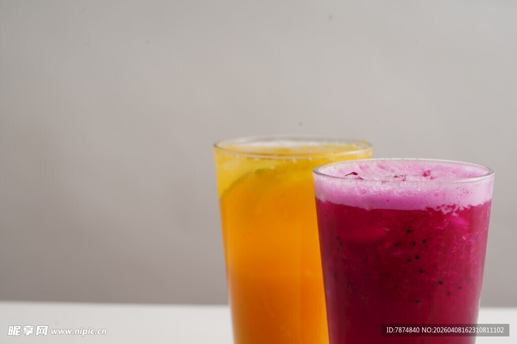 两杯色彩缤纷的鲜榨果汁