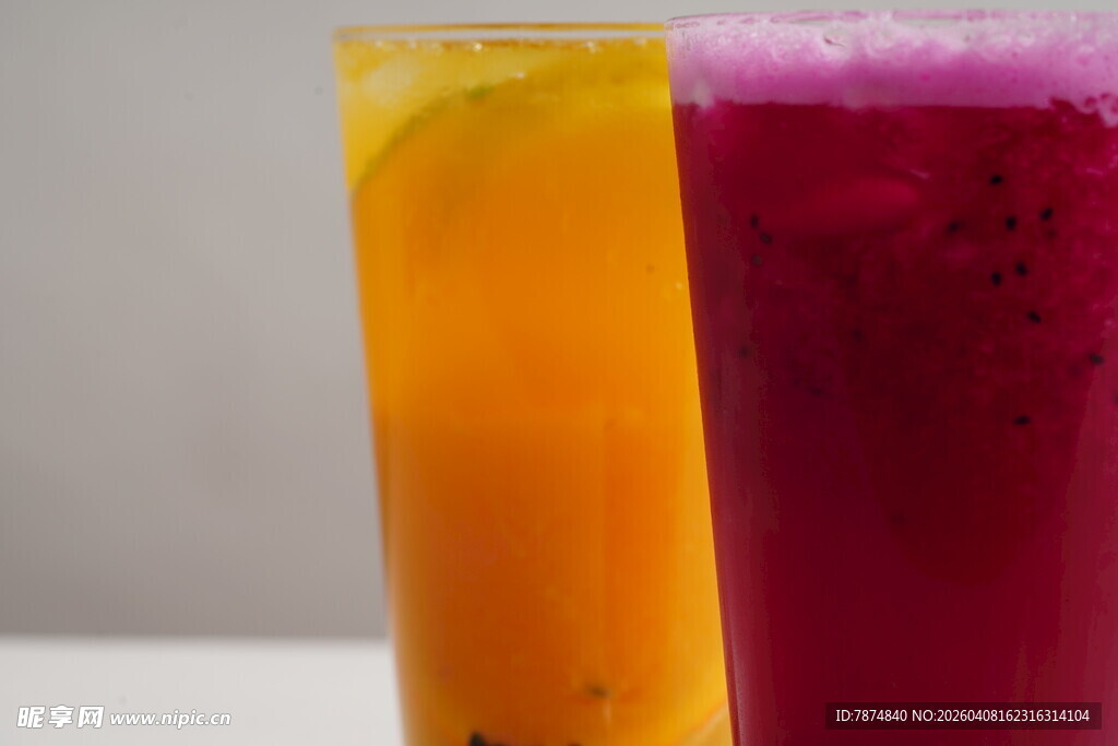 双色果汁饮品展示