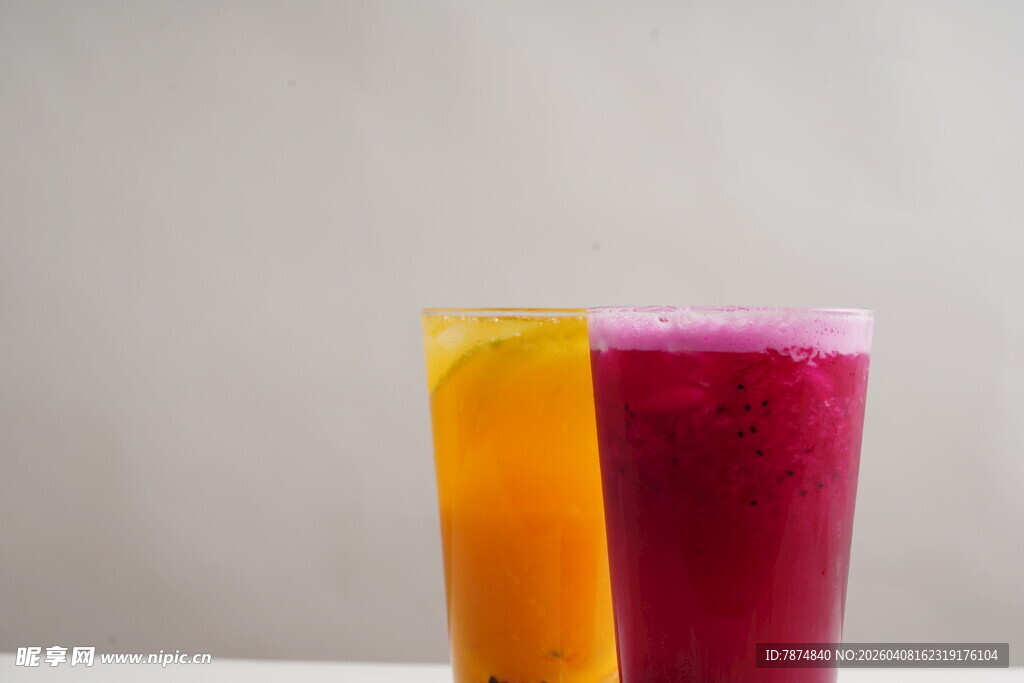 双色果汁饮品展示