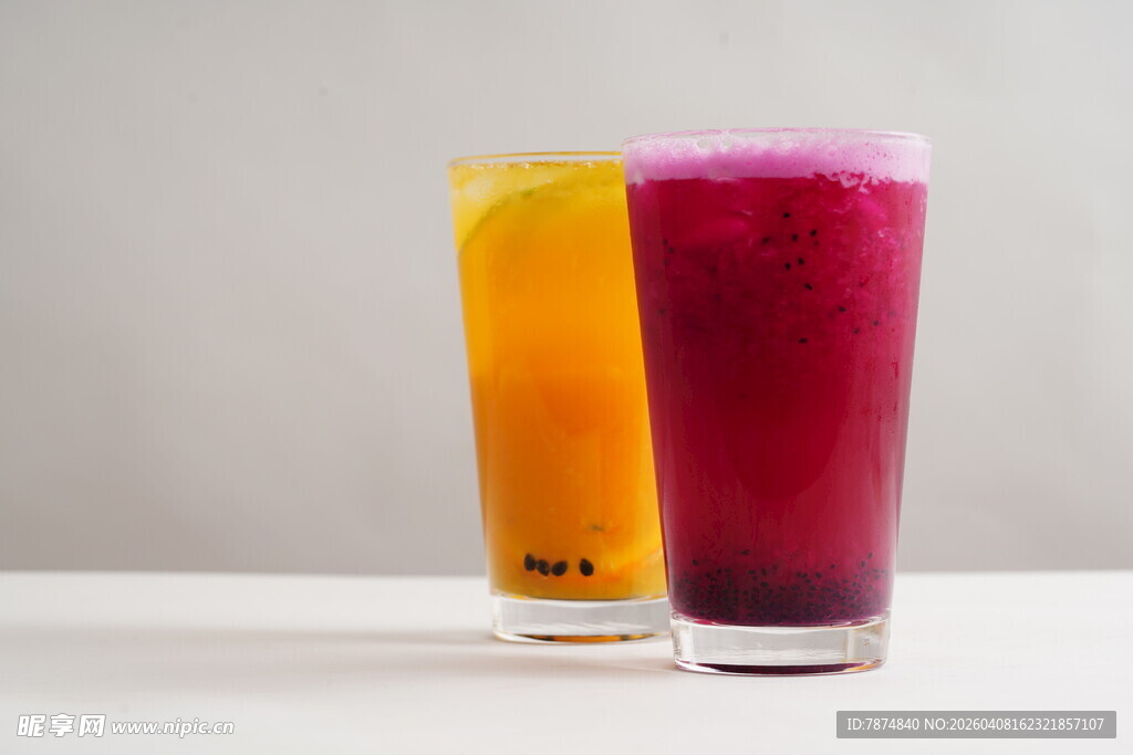 两杯色彩缤纷的鲜榨果汁