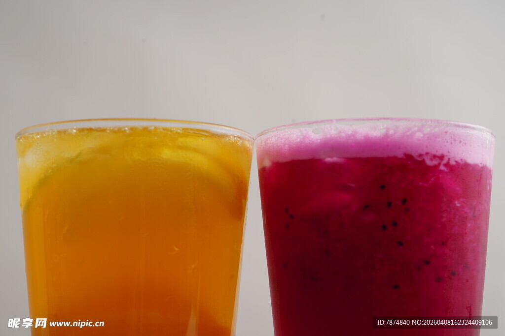 两杯鲜榨果汁饮品
